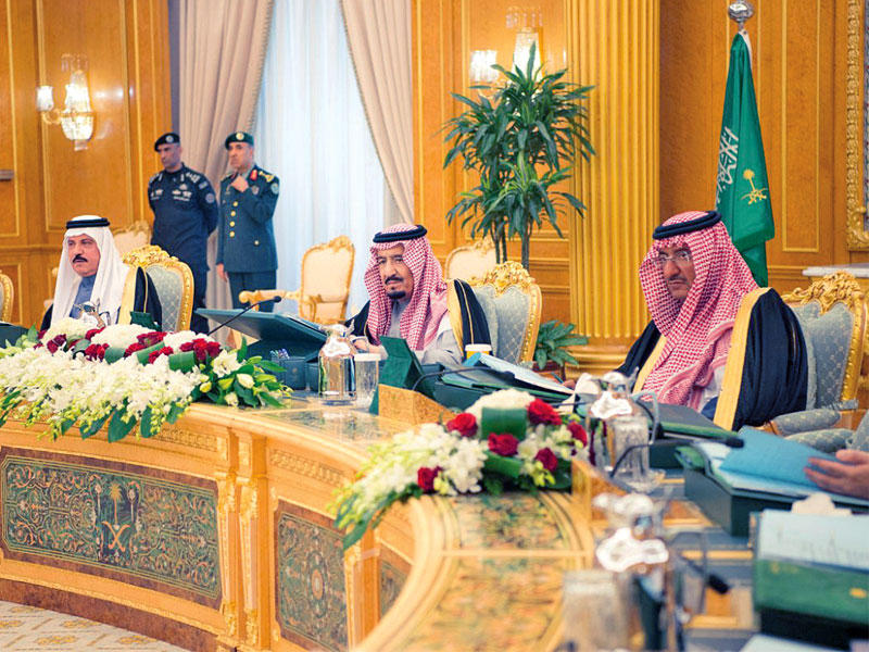 الملك سلمان وولي عهده محمد بن نايف خلال جلسة الحكومة أمس    (واس)