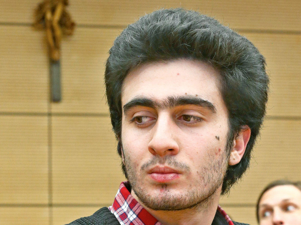 الشاب السوري أنس محمداني الذي ظهر في صورة سيلفي شهيرة مع المستشارة الألمانية انجيلا ميركل، في محكمة بمقاطعة ورزبرغ الالمانية أمس حيث رفع دعوى ضد «فيسبوك» بسبب أخبار كاذبة ربطته بهجوم جهادي            (اي بي ايه)