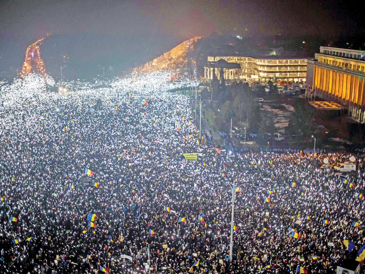 حوالي ربع مليون متظاهر يضيئون وسط بوخارست بهواتفهم النقالة خلال تظاهرة مساء أمس الأول         (أ ف ب)