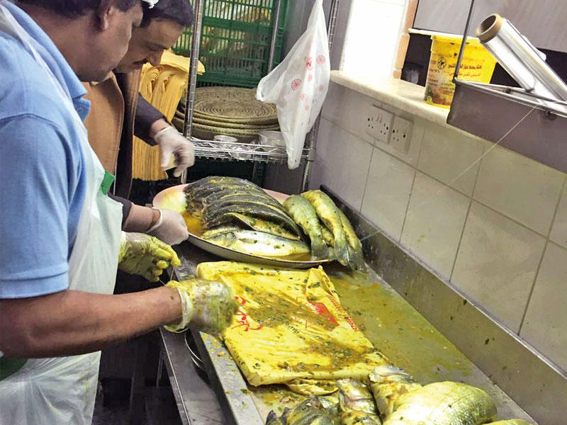 معاينة الاسماك الفاسدة خلال الحملة