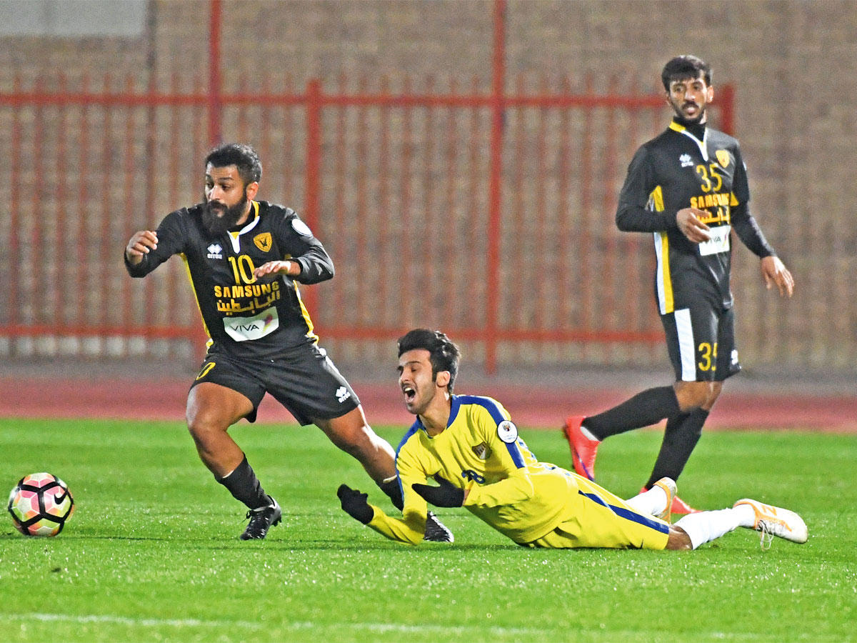 عبدالعزيز المشعان يتخطى دفاع الساحل