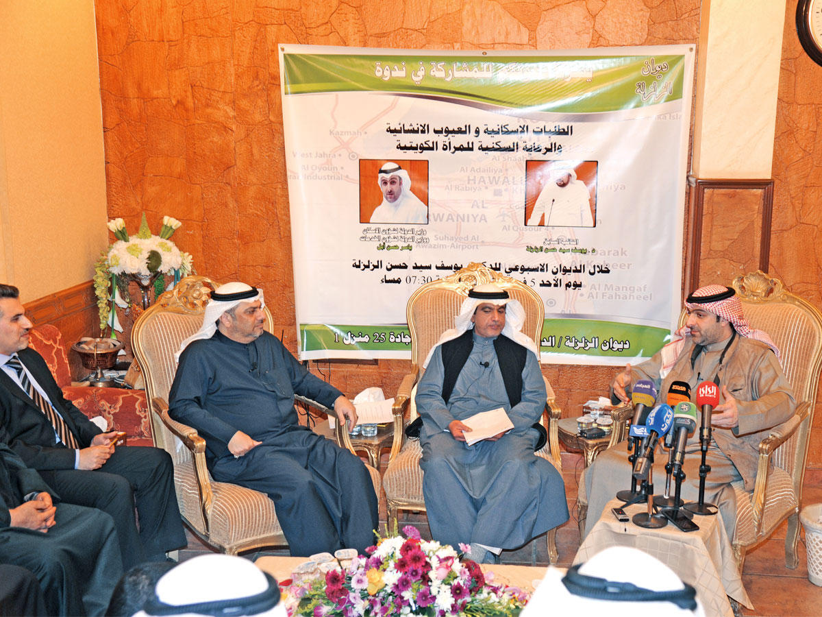 أبل خلال حديثه أمس في ندوة ديوان الزلزلة (تصوير عوض التعمري)