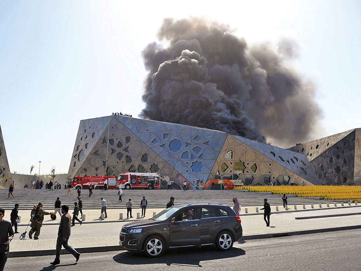 جانب من حريق أحد أبنية مركز جابر الأحمد الثقافي أمس 