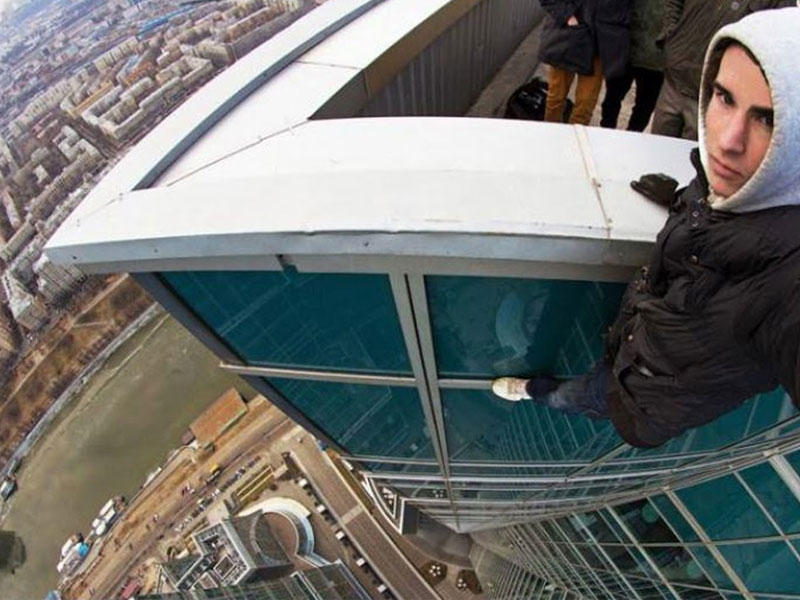 الطالب منير أحمد أثناء التقاطه بعض الصور 