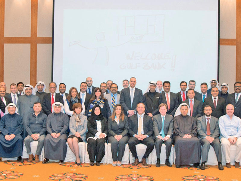 صورة جماعية لفريق إدارة «الخليج» حول ورشة عمل الابتكار والاستراتيجية