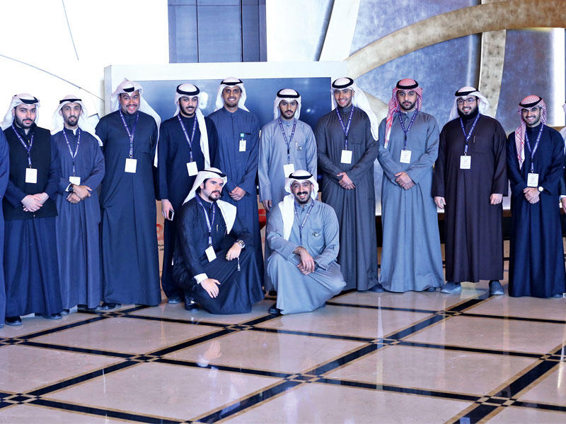 ممثل «بيتك» مع أصحاب المشاريع 