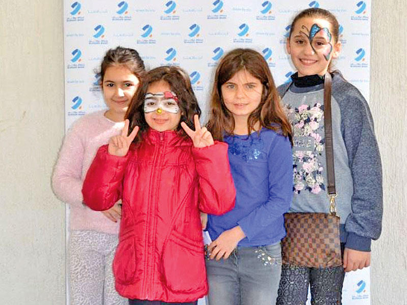  أطفال المدرسة في البازار