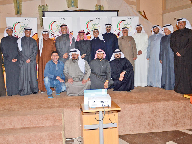 د. حمد الحساوي يتوسط كبار الحضور