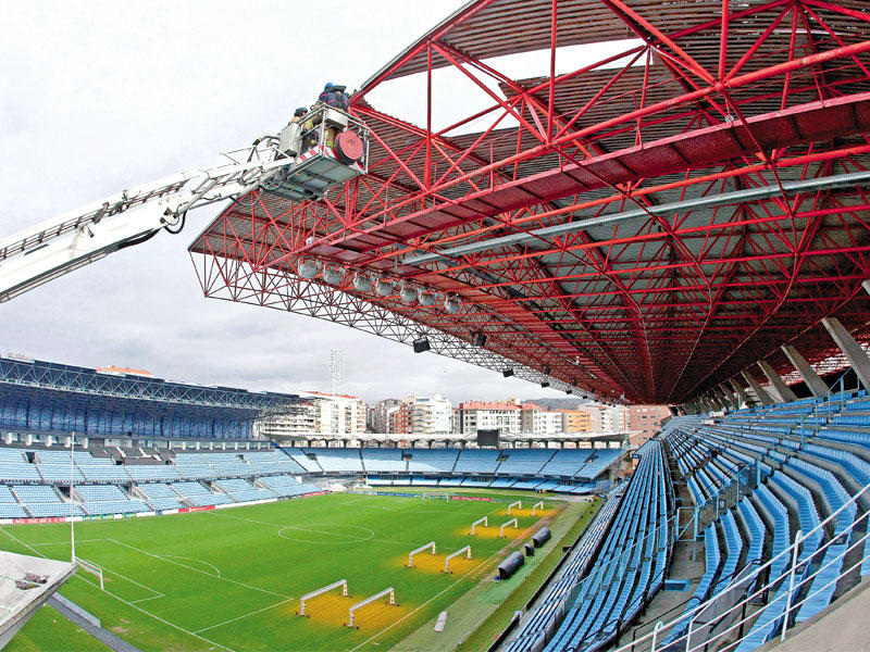 جانب من أعمال الإصلاح لملعب «بلايدوس»