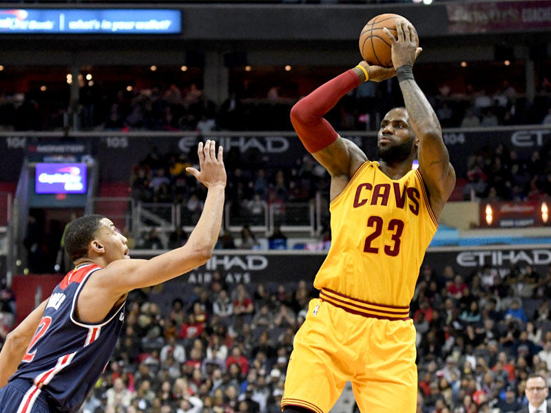 ليبرون جيمس نجم كليفلاند خلال مواجهة ويزاردز