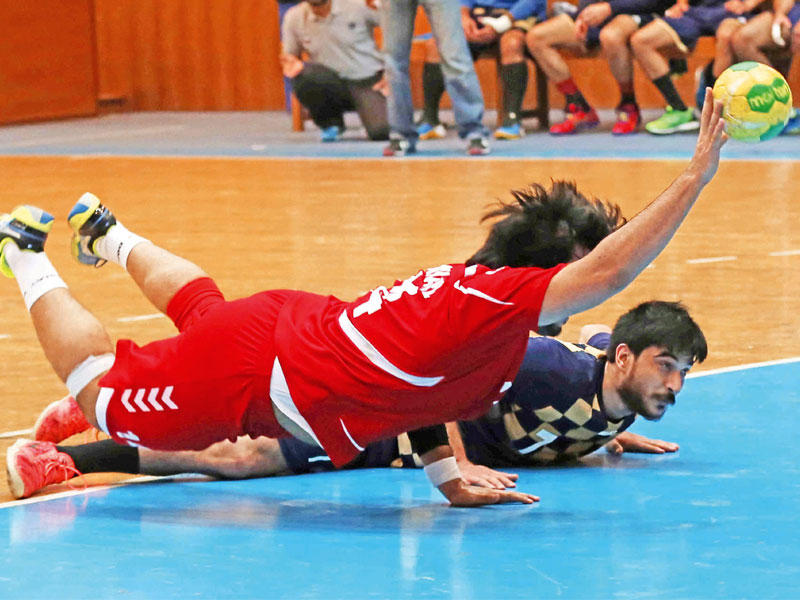 صراع على الكرة بين يوسف العجمي وحسين كرم (تصوير جورج ريجي)n