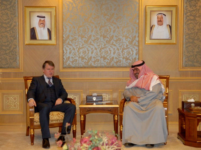 رئيس جهاز الأمن الوطني الشيخ ثامر العلي الصباح أثناء لقائه مع سفير روسيا الاتحادية لدى البلاد ألكسي سولوماتين