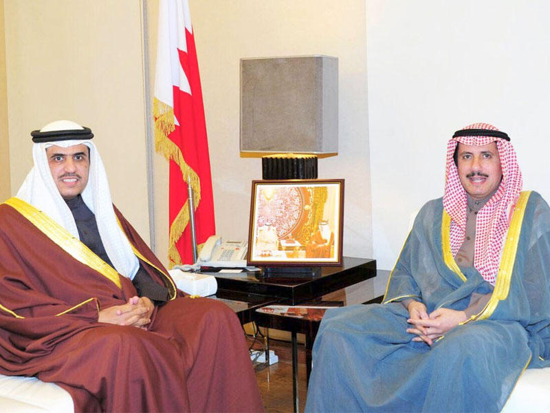 وزير شؤون الإعلام البحريني علي الرميحي خلال لقائه عميد السلك الدبلوماسي سفير دولة الكويت لدى مملكة البحرين الشيخ عزام مبارك الصباح