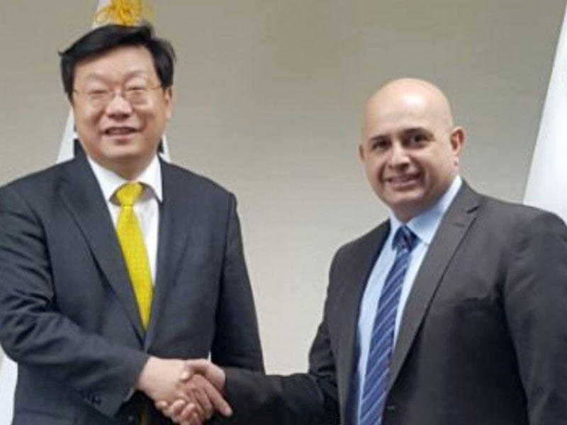 سفير دولة الكويت لدى كوريا الجنوبية بدر العوضي ووزير التجارة والصناعة والطاقة في كوريا الجنوبية جو هيونغ هوان