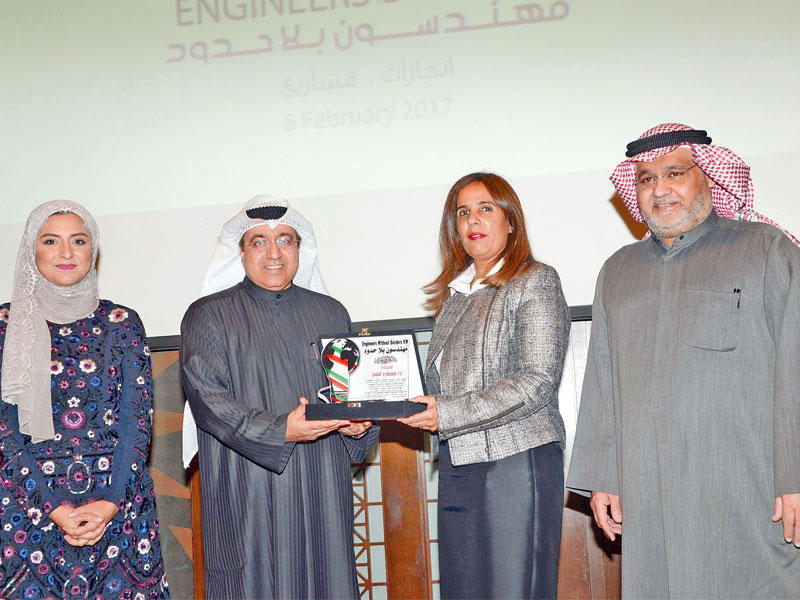 بوشهري والقراشي خلال تكريم احدى المشاركات