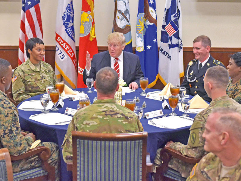 ترامب مع جنود بقاعدة ماكديل الجوية بفلوريدا أمس الأول (أ ف ب)