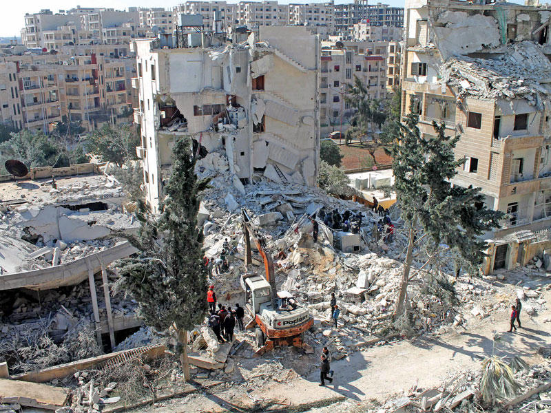 مبنى تعرض لغارة في إدلب أمس (أ ف ب)