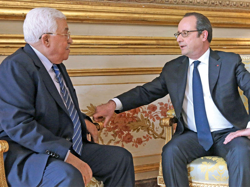 الرئيس الفرنسي فرانسوا هولاند مجتمعاً بالرئيس الفلسطيني محمود عباس بقصر الإليزيه في باريس أمس (أ ف ب)