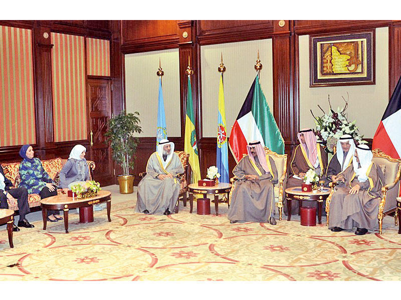 الأمير أثناء استقباله القائمين على مشروع مبنى الركاب الجديد بالمطار