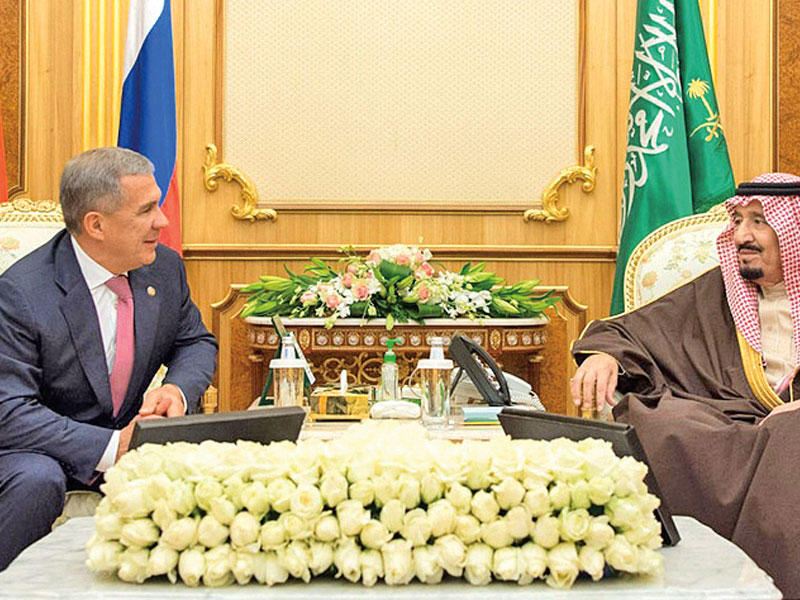  خادم الحرمين الشريفين الملك سلمان بن عبدالعزيز مع رئيس جمهورية تتارستان رستم مينخانوف