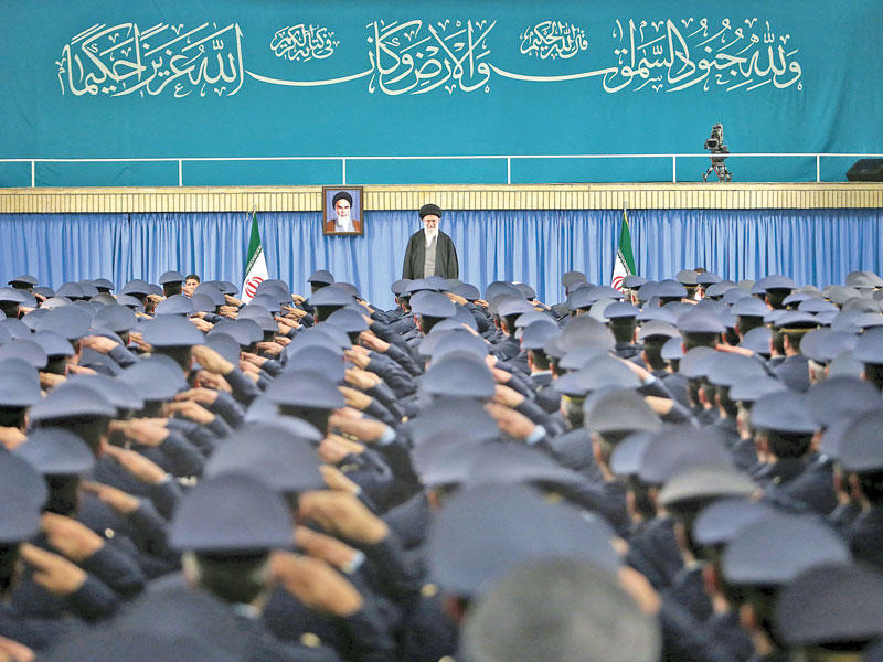 خامنئي مستقبلاً ضباطاً من القوى الجوية في طهران أمس (رويترز)