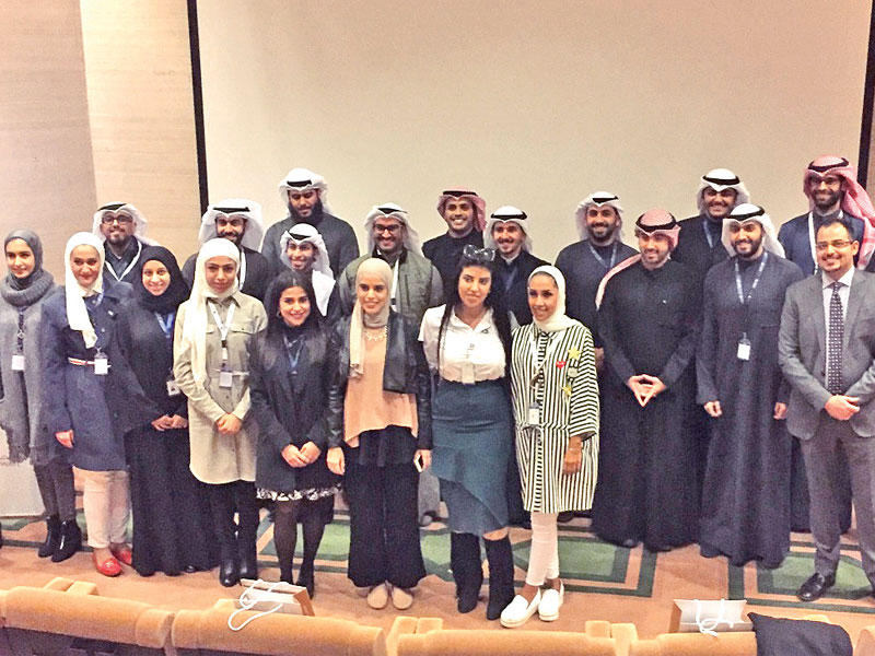 لقطة جماعية للمشاركين في الجلسة