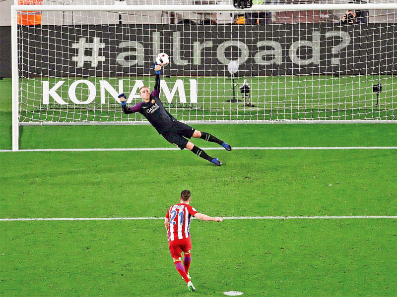 غاميرو نجم أتلتيكو مدريد يهدر ركلة جزاء أمام برشلونة