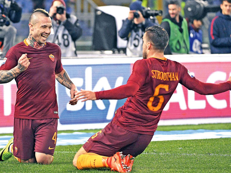 ناينغولان نجم روما يحتفل بهدفه مع زميله ستروتمان