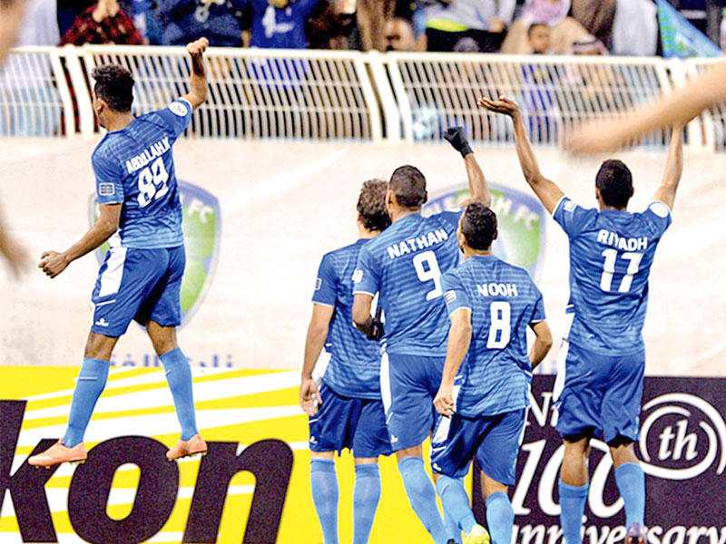 لاعبو الفتح يحتفلون مع الجماهير بالتأهل إلى دور المجموعات