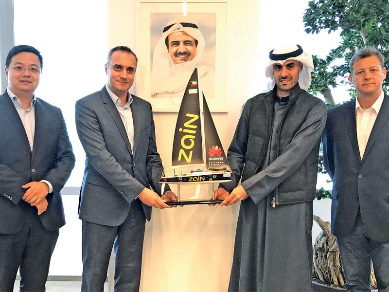 محمد شرارة من «هواوي» مُكرّماً بدر ناصر الخرافي على دعمه لفريق «زين»