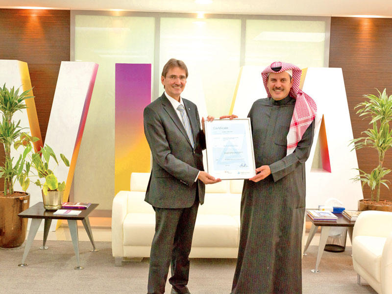 البدران يتسلم شهادة الأيزو من هوفر