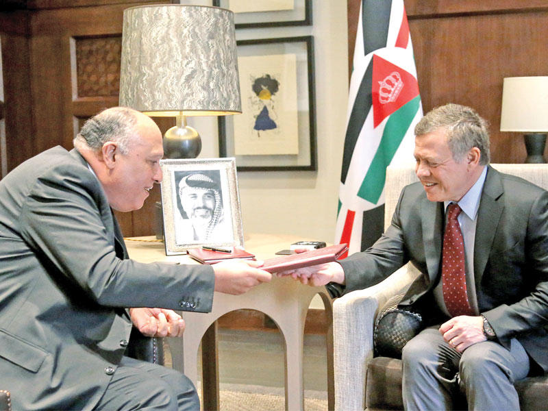 الملك عبدالله يتسلم من شكري رسالة الرئيس المصري أمس في عمان (رويترز)