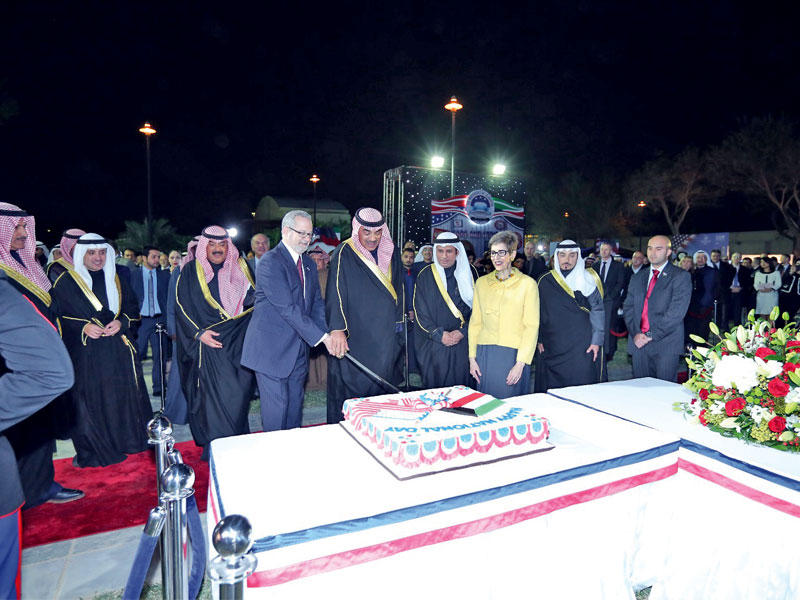 الخالد وسيلفرمان خلال قطع كعكة الحفل أمس الأول