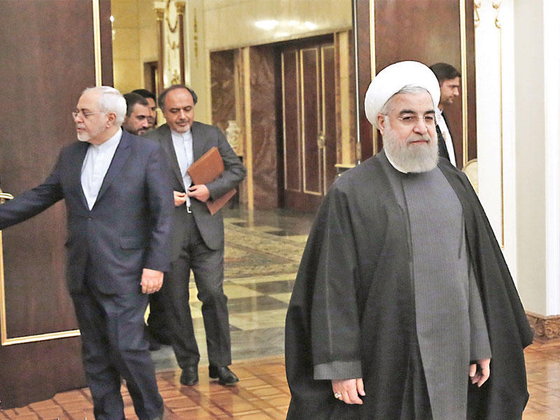روحاني وخلفه ظريف في طهران أمس t(ارنا) 