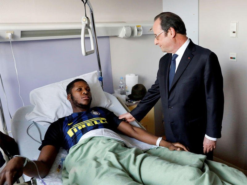  الرئيس الفرنسي فرانسوا هولاند يزور الشاب المصاب