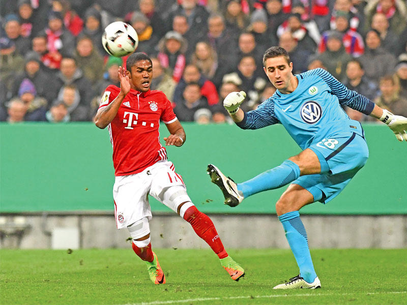 دوغلاس كوستا نجم بايرن وكاستيلس حارس مرمى فولفسبورغ