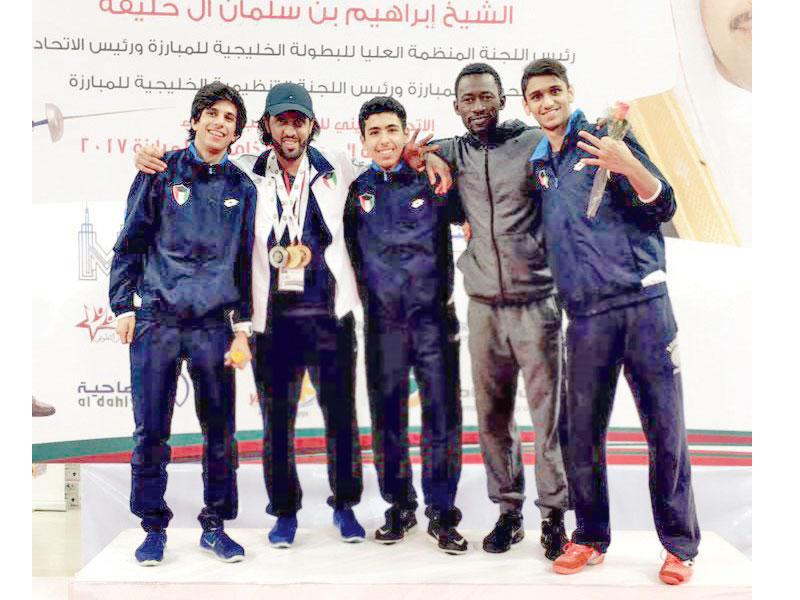 لاعبو منتخب الكويت المشاركون في البطولة الخليجية للمبارزة