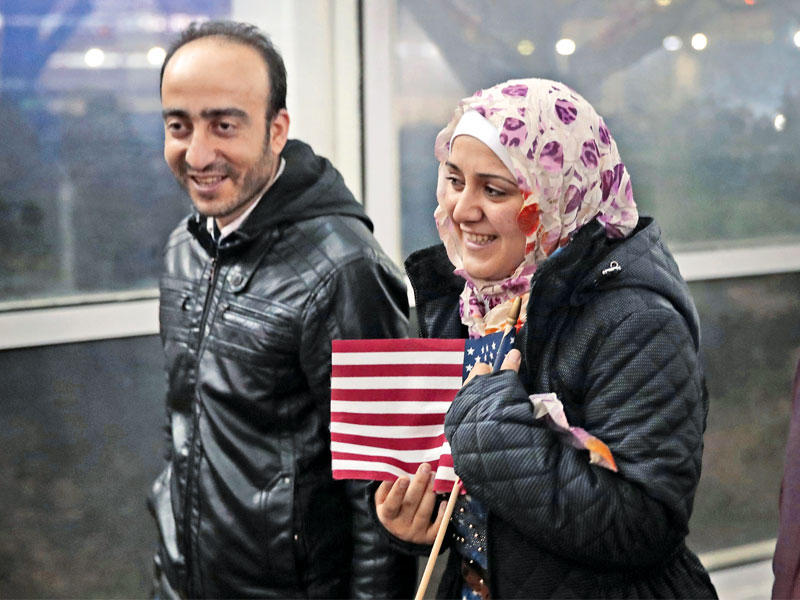 السورية براء حج خلف وزوجها عبدالمجيد عند وصولهما إلى شيكاغو أمس الأول (أ ف ب) n