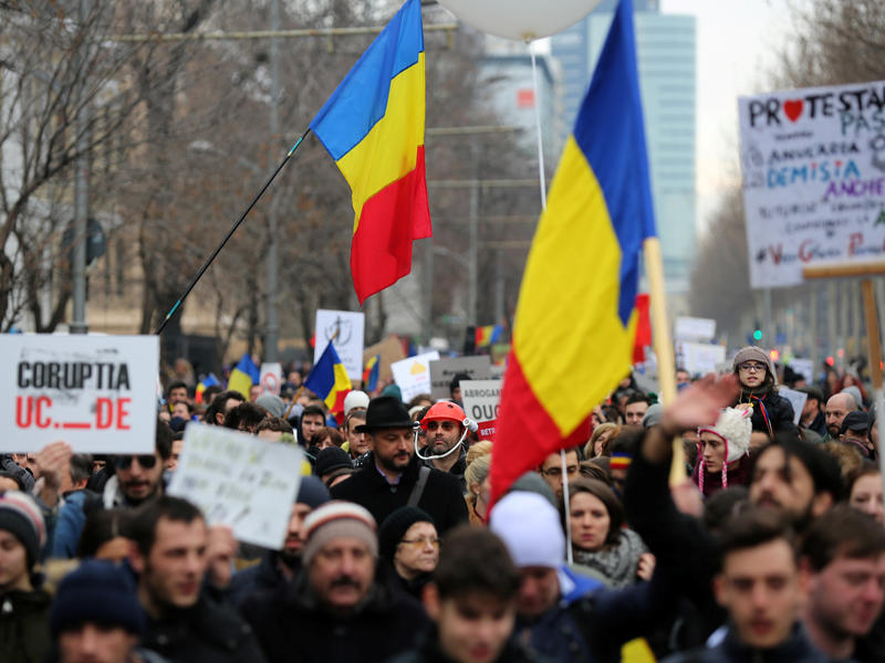 جانب من الاحتجاجات غير المسبوقة في البلاد منذ انهيار النظام الشيوعي 