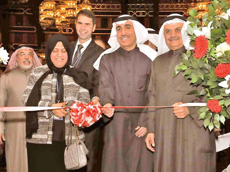 العوضي والأنصاري خلال افتتاح فعاليات المؤتمر