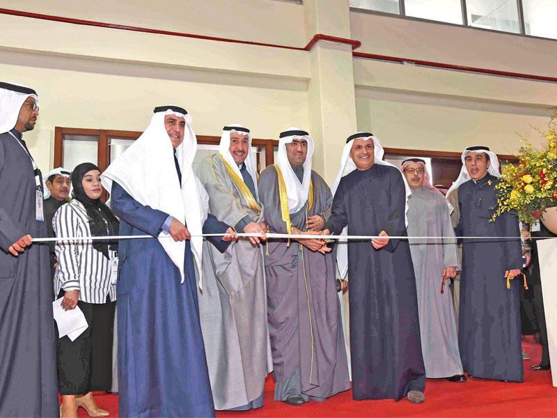 الروضان مفتتحاً المعرض وبجانبه المالك والصقر والسبيعي (تصوير نوفل إبراهيم)n