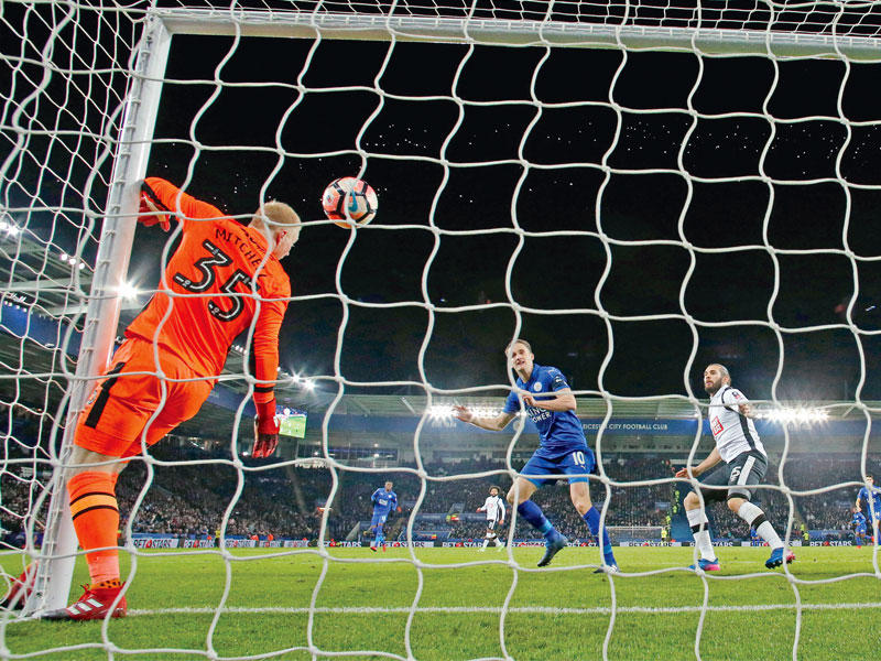 كينغ نجم ليستر يحرز هدفه في مرمى ديربي كاونتي