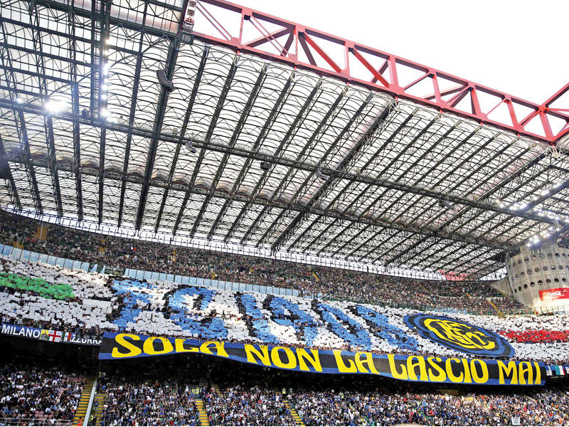جماهير الانتر خلال مباراة على ملعب سان سيرو