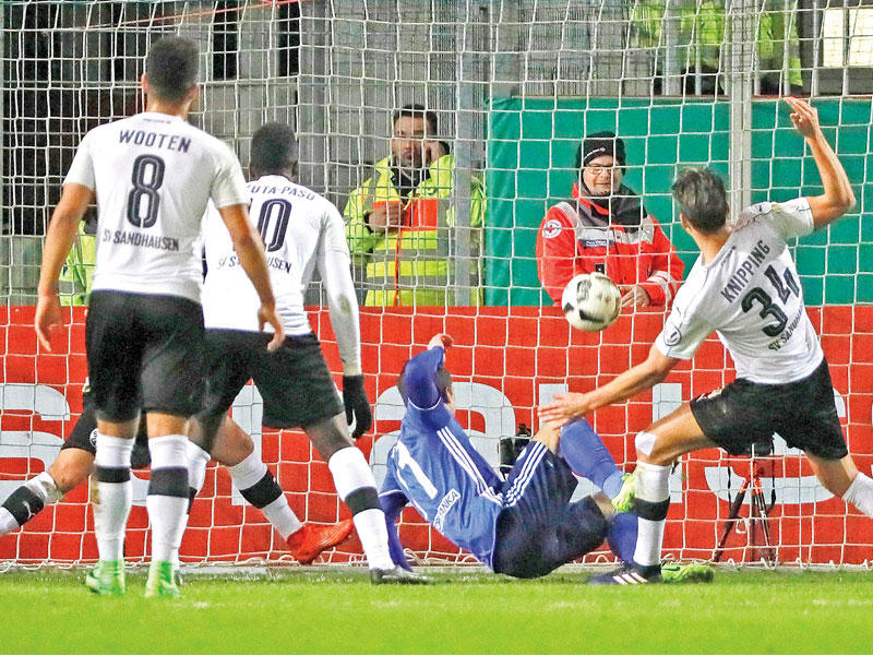 كونوبليانكا نجم شالكه يحرز هدفه