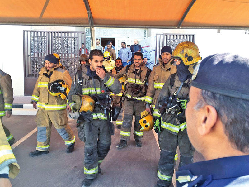 رجال الإطفاء بعد عملية الإخلاء 