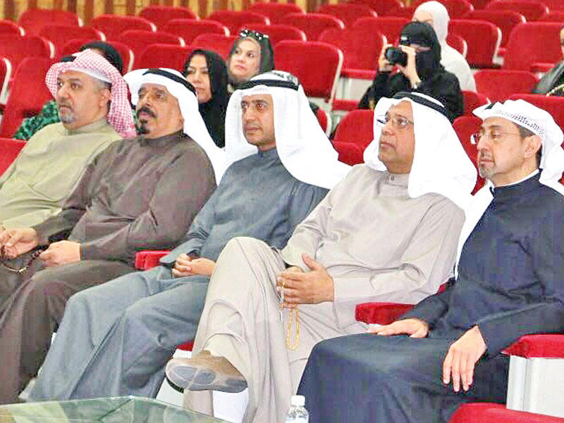 الأثري والبناي خلال حضورهما حفل التكريم أمس