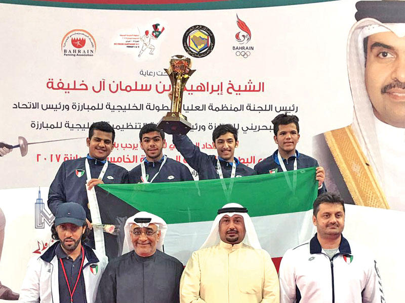 مراسم تتويج منتخب الكويت للمبارزة لدى فوزه بالمركز الأول