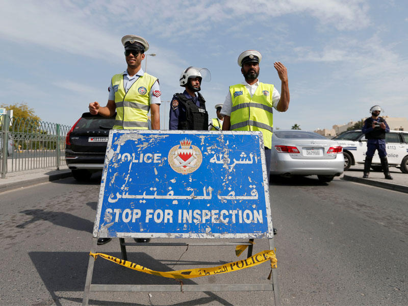 الشرطة تقف عند نقطة تفتيش على الطريق السريع في منطقة السنابس غرب المنامة