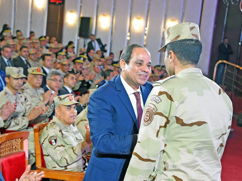 السيسي مصافحاً أحد أفراد الجيش خلال الندوة التثقيفية للقوات المسلحة في القاهرة أمس 