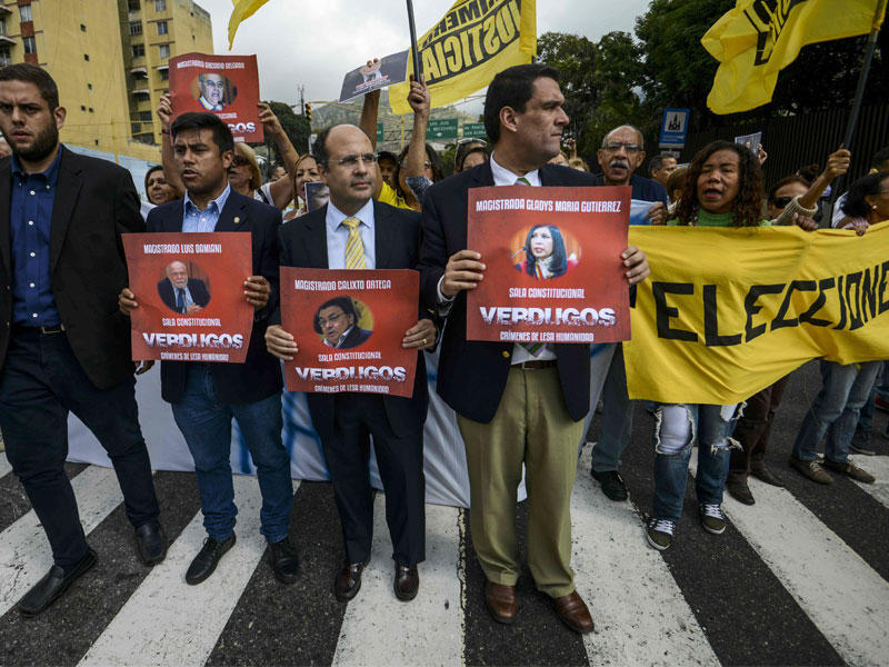 نواب المعارضة الفنزويلية احتجاجا ضد حكومة الرئيس الفنزويلي نيكولاس مادورو